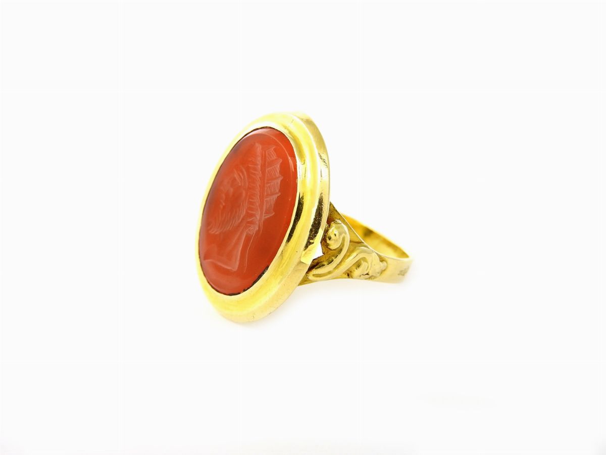 Anello in Oro Giallo con Corniola Incisa