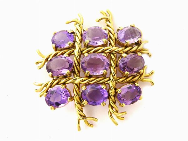 Yellow gold brooch with amethyst quartzes