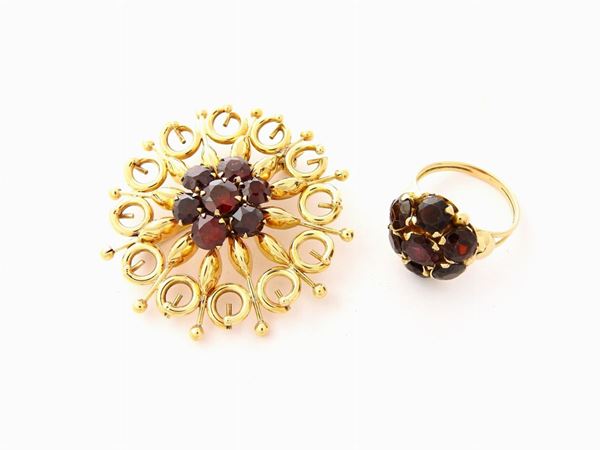 Demi parure of yellow gold brooch and ring with garnets
