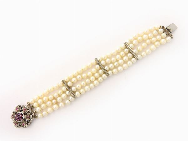 Bracciale a quattro fili di perle coltivate Akoya con fermezza in oro bianco e rubini