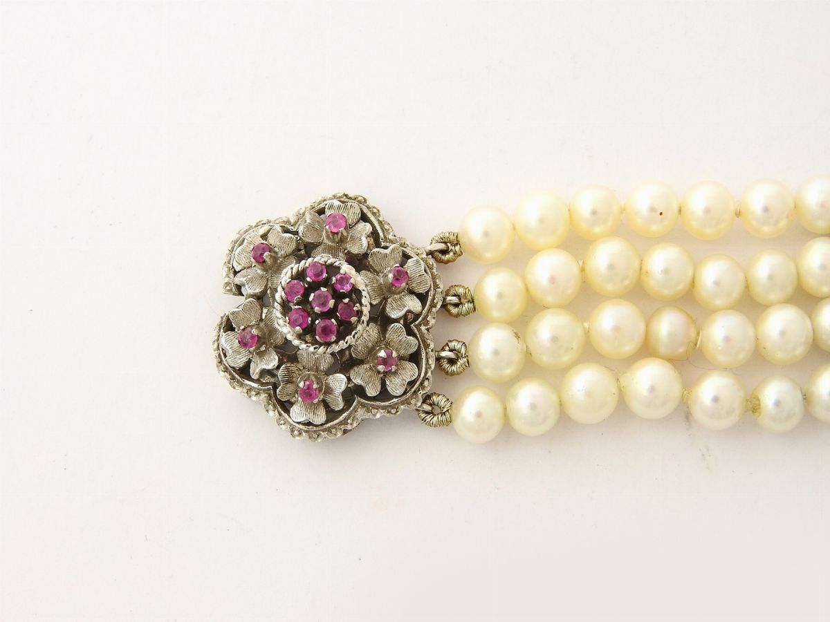 Bracciale a Quattro Fili di Perle Coltivate Akoya con Fermezza in Oro Bianco e Rubini