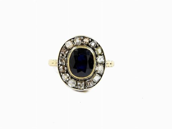 White and yellow gold daisy ring with diamonds and sapphire