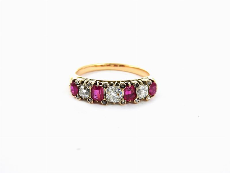 Anello in Oro Giallo con Diamanti e Rubini