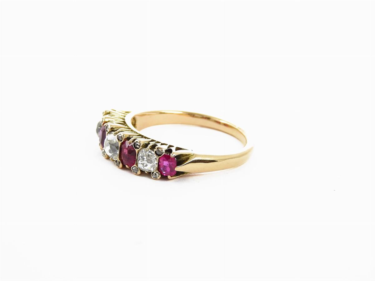 Anello in Oro Giallo con Diamanti e Rubini