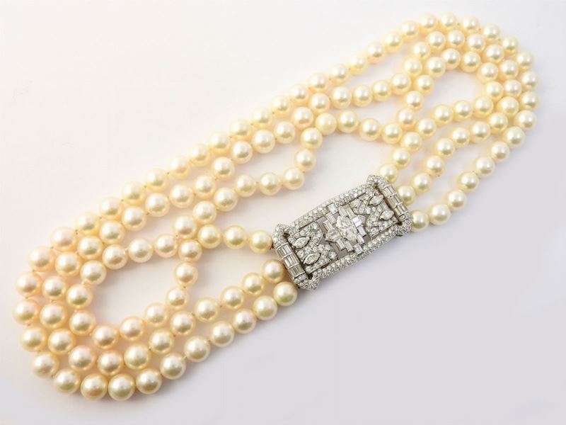 Collana a Tre Fili di Perle Coltivate Akoya con Fermezza in Oro Bianco e Diamanti