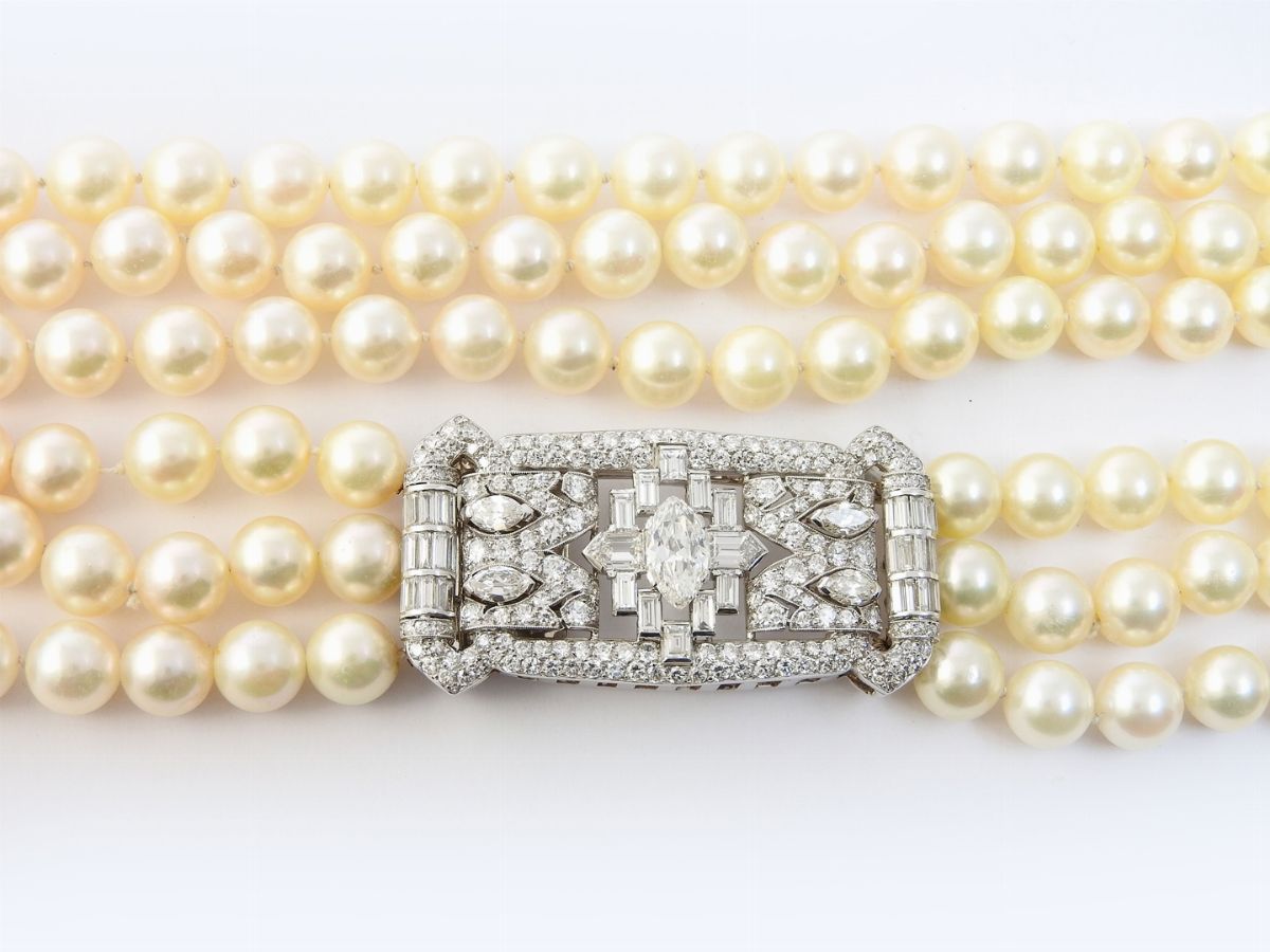 Collana a Tre Fili di Perle Coltivate Akoya con Fermezza in Oro Bianco e Diamanti