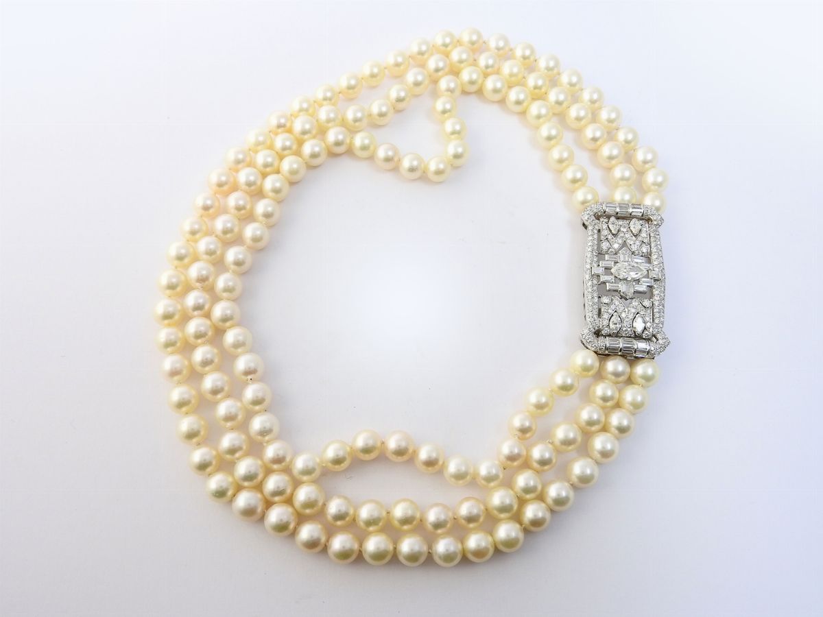 Collana a Tre Fili di Perle Coltivate Akoya con Fermezza in Oro Bianco e Diamanti