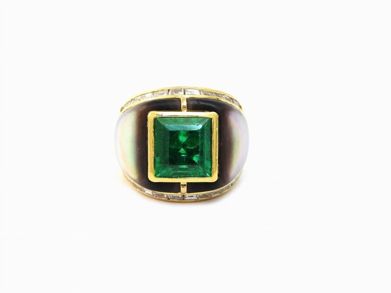 Anello De Angeli in Oro Giallo, Madreperla, Diamanti e Smeraldo Colombiano "vecchia Miniera"