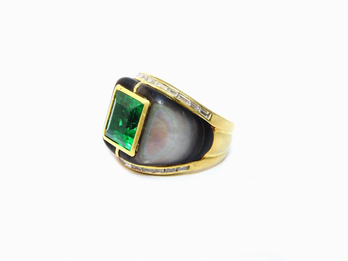 Anello De Angeli in Oro Giallo, Madreperla, Diamanti e Smeraldo Colombiano "vecchia Miniera"