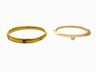 Due Bracciali Rigidi in Oro Giallo, Diamanti, Zaffiro e Perla Probabilmente Naturale
