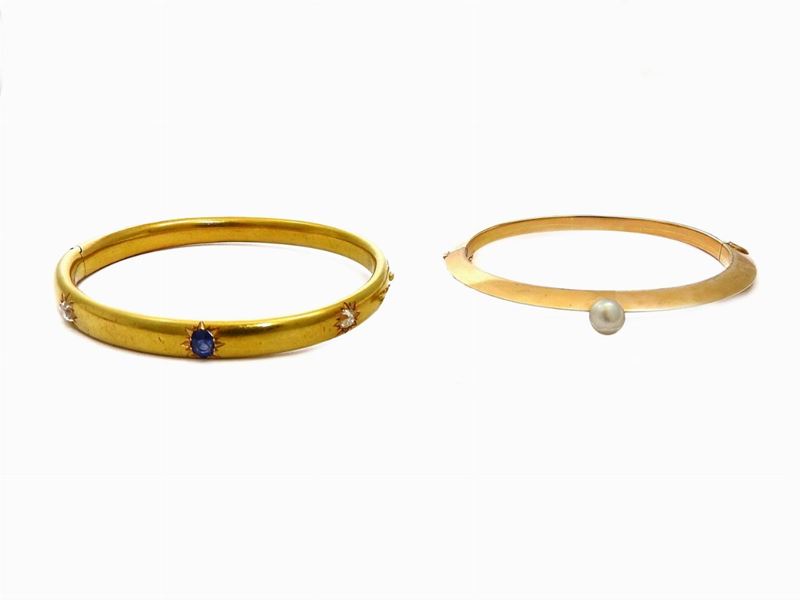 Due Bracciali Rigidi in Oro Giallo, Diamanti, Zaffiro e Perla Probabilmente Naturale