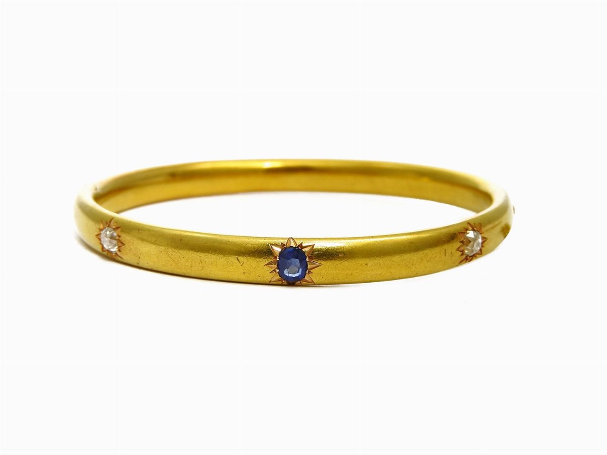 Due Bracciali Rigidi in Oro Giallo, Diamanti, Zaffiro e Perla Probabilmente Naturale