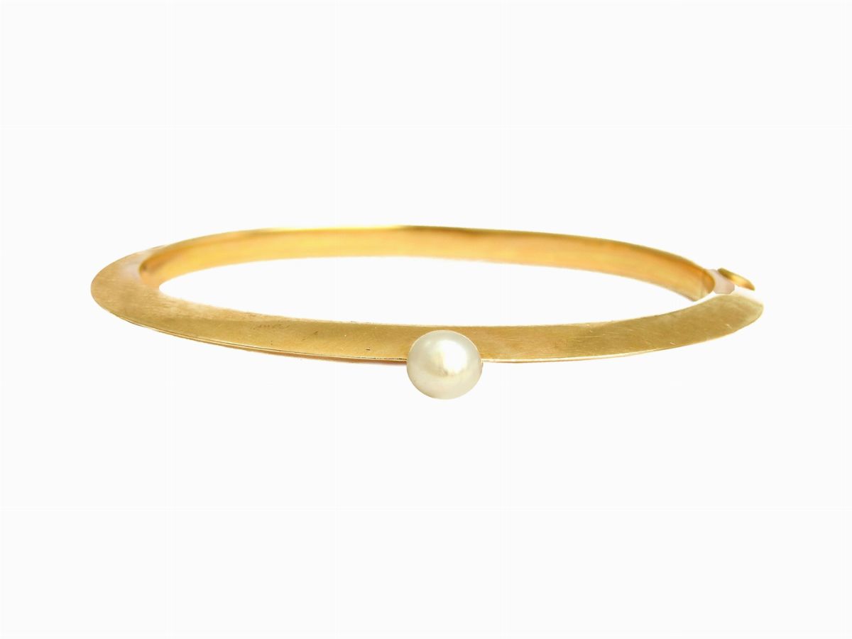 Due Bracciali Rigidi in Oro Giallo, Diamanti, Zaffiro e Perla Probabilmente Naturale