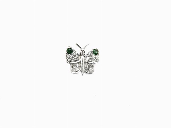 White gold small animalier-shaped brooch with diamonds and emeralds
