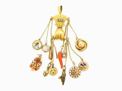 Pendente in Oro Gialllo Varie Leghe, Diamanti, Smalti Policromi, Corallo e Pietre Varie