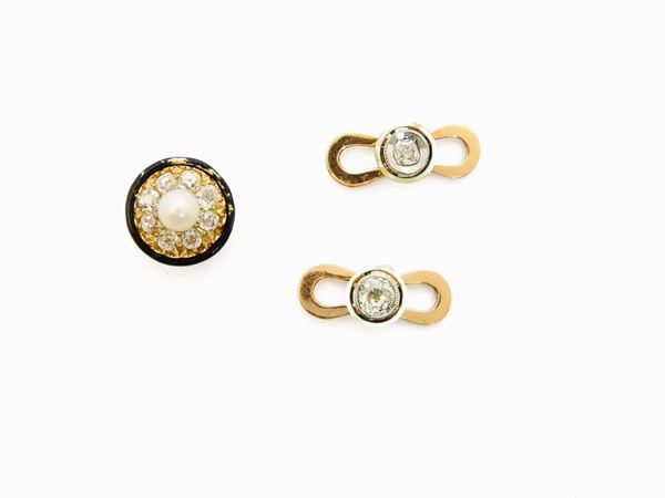 Due bottoni da sparato e bottone chiudi asola in oro giallo, diamanti, smalti e perla