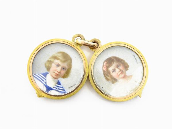 Medaglione apribile in oro giallo con 2 miniature di bambini firmate Grassis