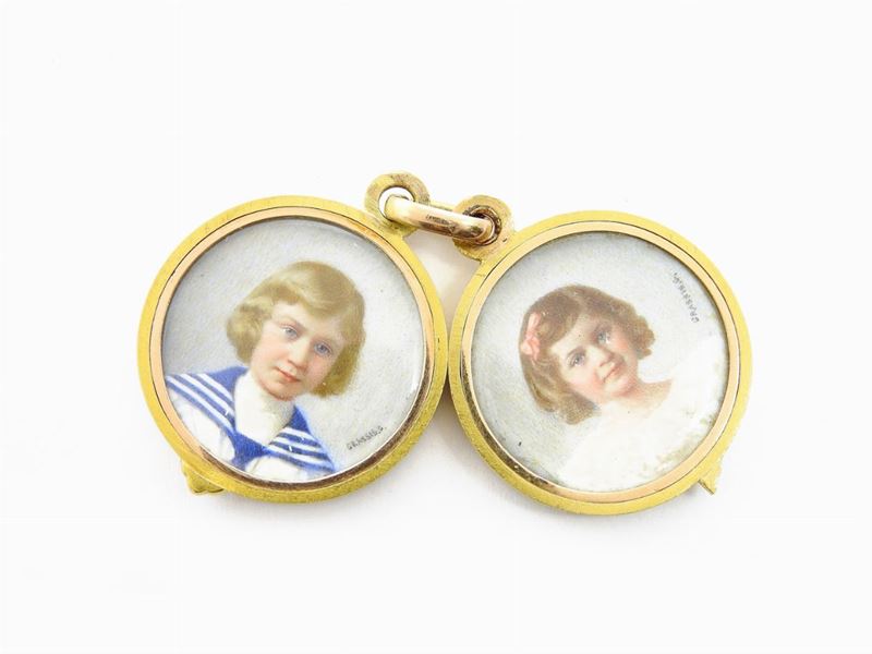 Medaglione Apribile in Oro Giallo con 2 Miniature di Bambini Firmate Grassis