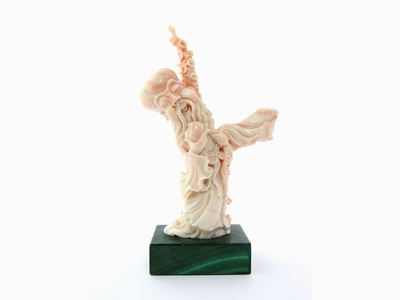 Scultura Cinese in Corallo Rosa con Base in Malachite