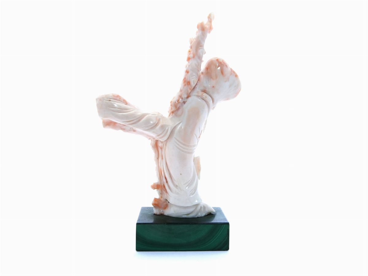Scultura Cinese in Corallo Rosa con Base in Malachite