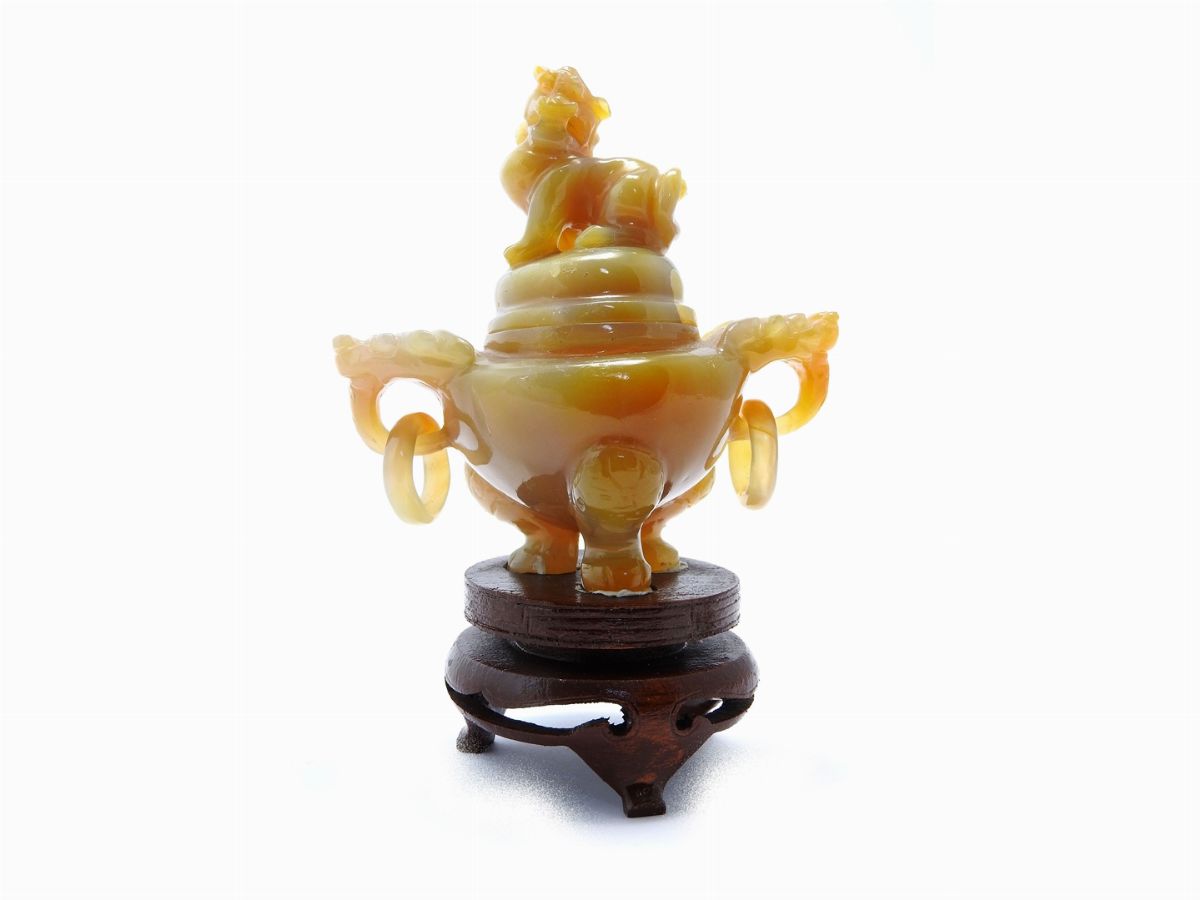 Due Sculture Cinesi in Agata con Base in Legno