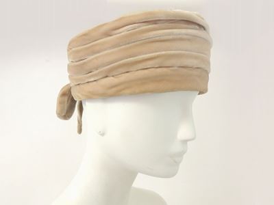 Due Cappelli in Paglia, Angora, Velluto e Pelliccia
