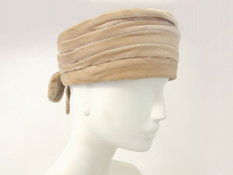 Due Cappelli in Paglia, Angora, Velluto e Pelliccia
