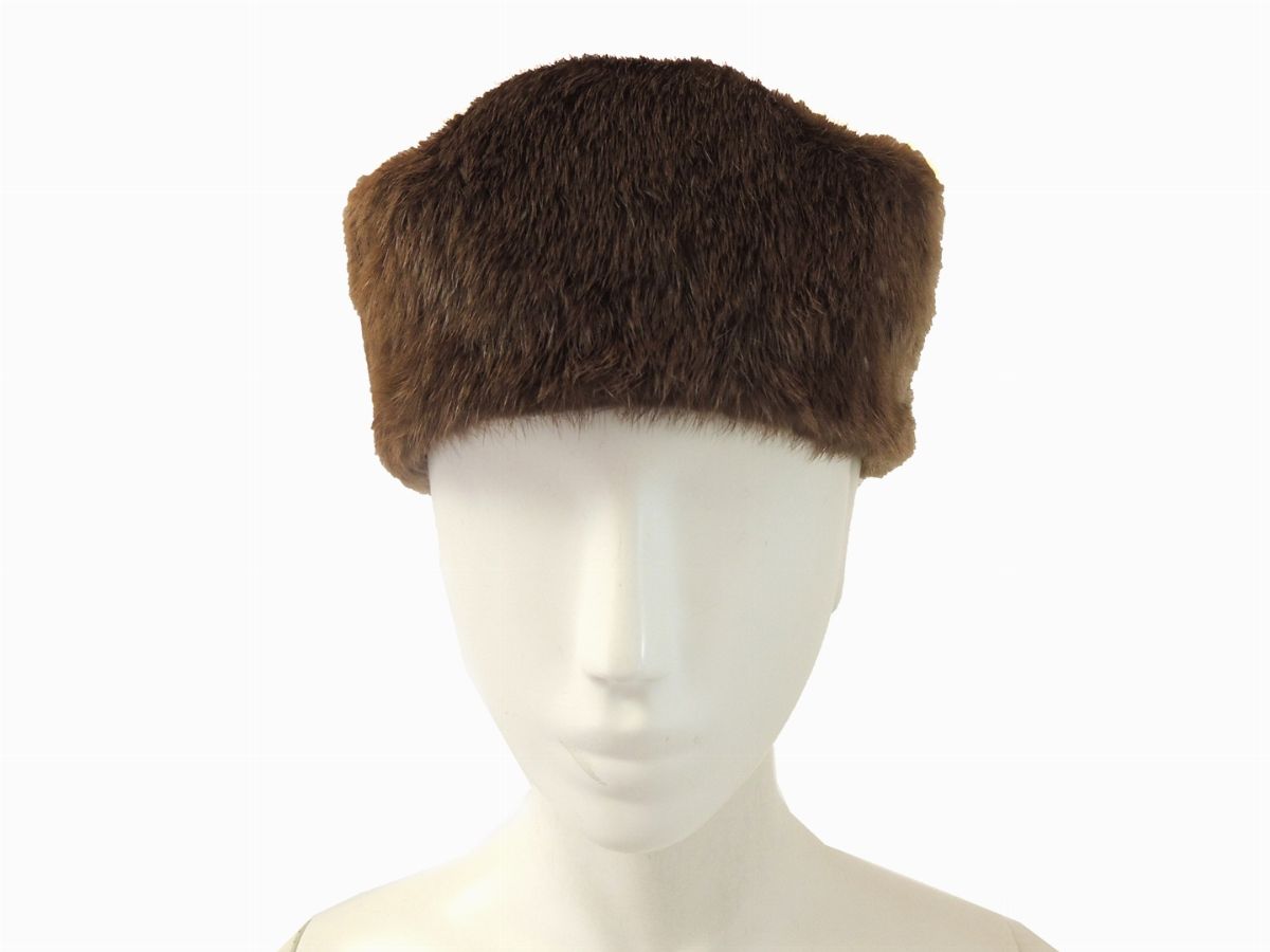 Due Cappelli in Paglia, Angora, Velluto e Pelliccia