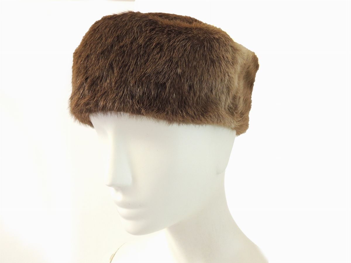 Due Cappelli in Paglia, Angora, Velluto e Pelliccia