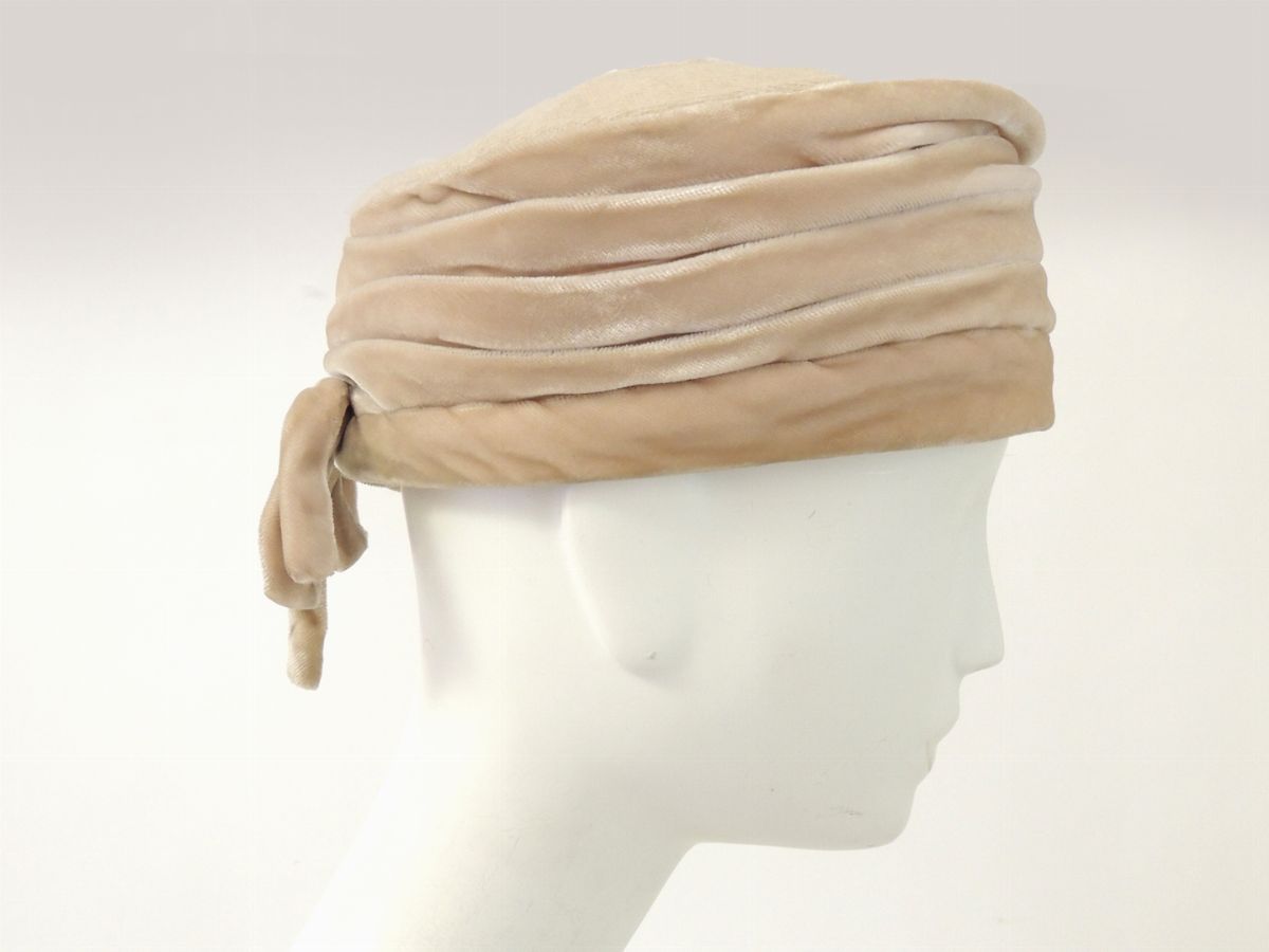 Due Cappelli in Paglia, Angora, Velluto e Pelliccia