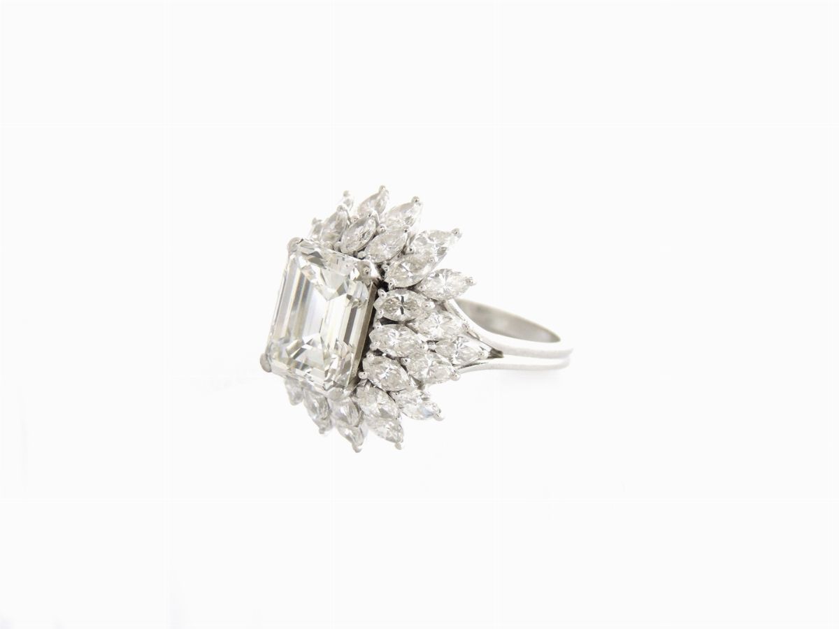 Anello a Margherita in Platino con Diamanti