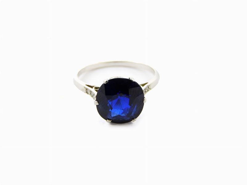 Anello a Margherita in Platino con Diamanti e Zaffiro Naturale