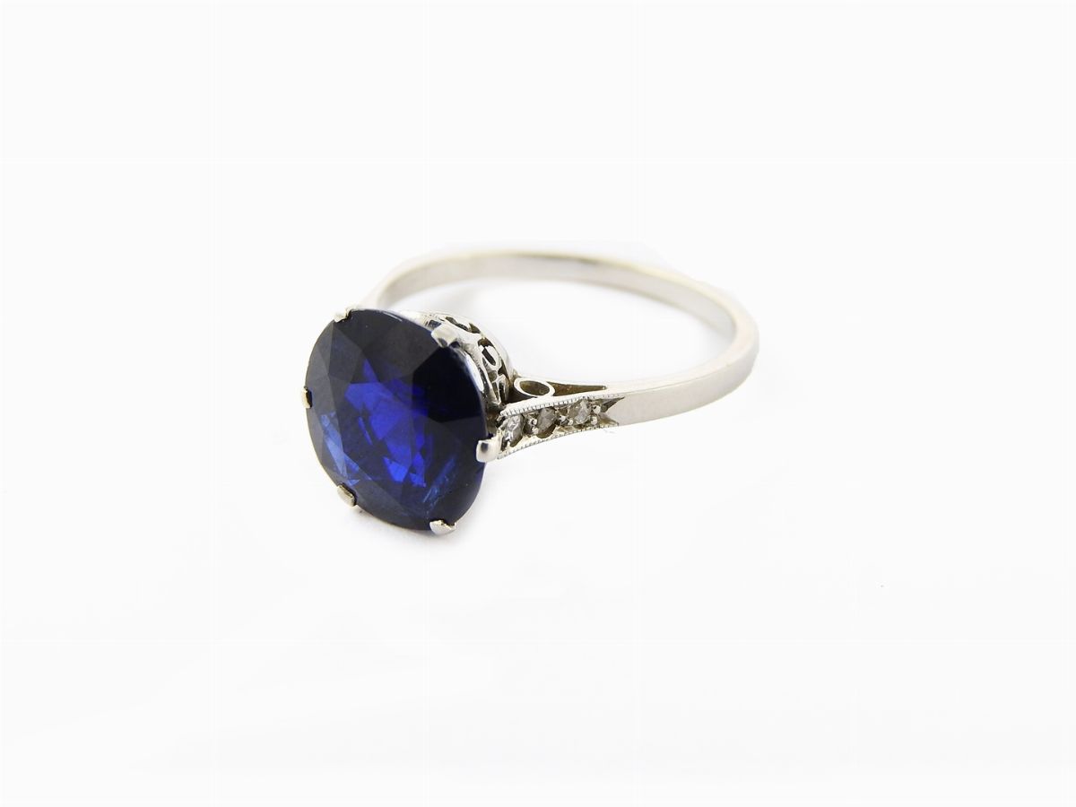 Anello a Margherita in Platino con Diamanti e Zaffiro Naturale