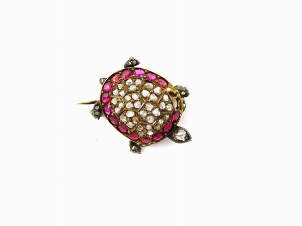 Yellow gold and silver animalier-shaped brooch with diamonds and rubies