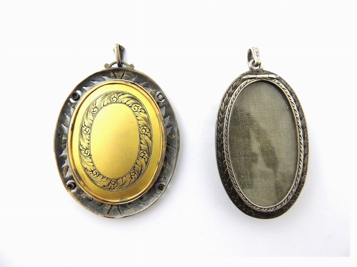 Due Pendenti Portaritratto in Argento e Metallo