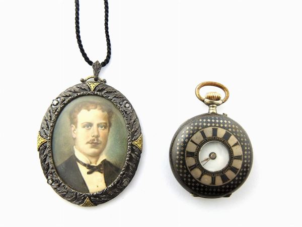 Quattro oggetti in argento e metallo: pendente, orologino, ditale e gemelli in filigrana