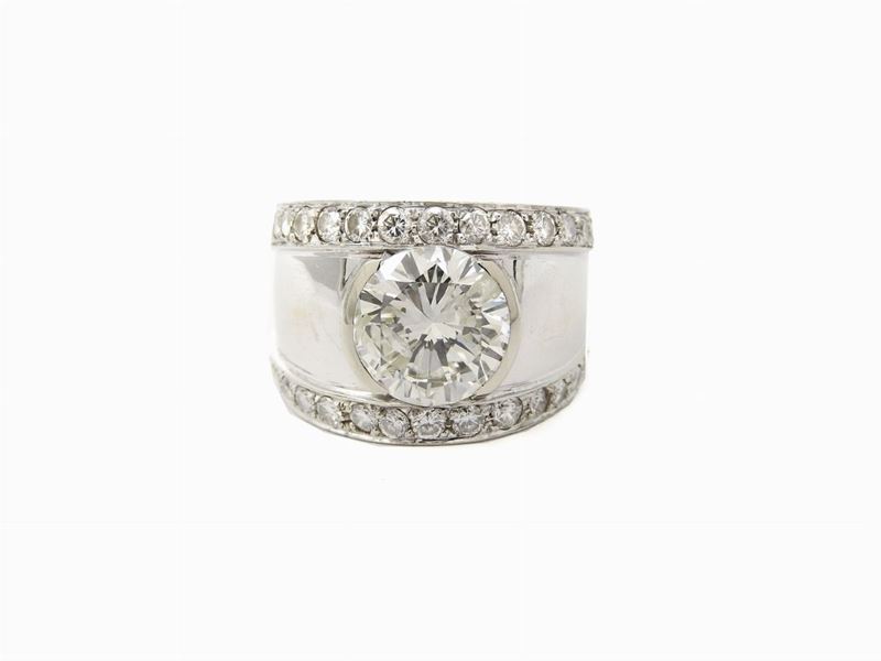 Anello a Fascia in Oro Bianco e Diamanti