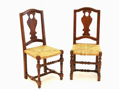 Serie di Cinque Sedie Rustiche in Noce