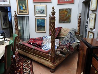 Letto in Legno Intagliato, Laccato Rosso e Dorato