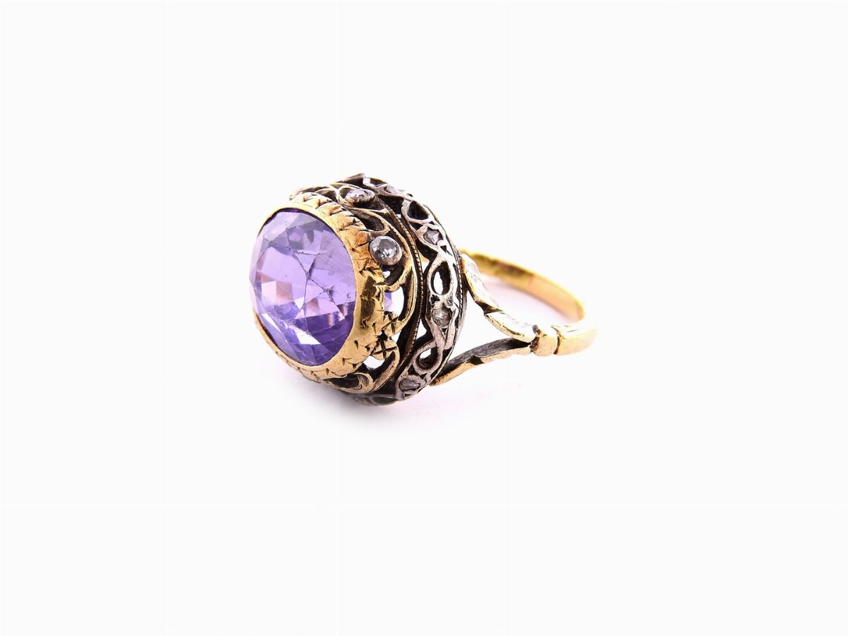 Anello in Oro Giallo e Argento, Diamanti e Corindone Naturale Lilla