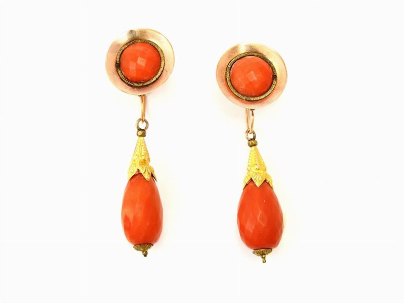 Orecchini Pendenti in Oro Giallo e Rosso Varie Leghe con Coralli
