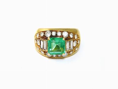 Anello in Oro Giallo a Fascia Scalare con Diamanti e Smeraldo