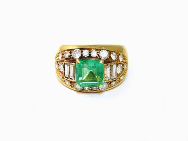 Yellow gold band ring with diamonds and emerald