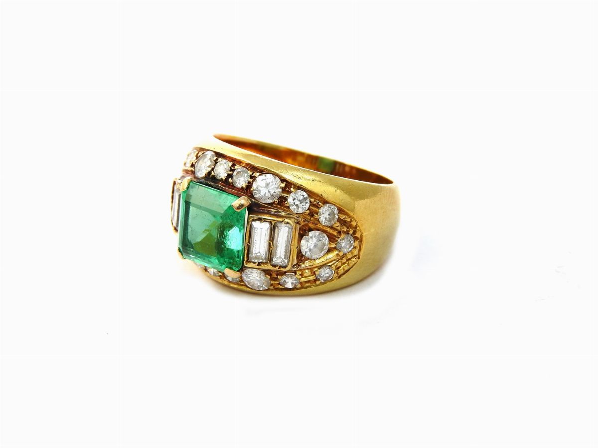 Anello in Oro Giallo a Fascia Scalare con Diamanti e Smeraldo