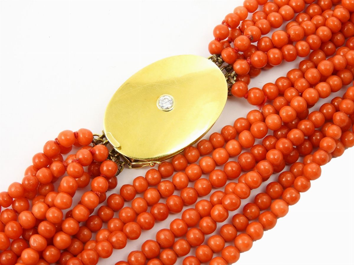 Girocollo a Sette Fili di Corallo Rosso con Fermezza in Oro Giallo e Diamante