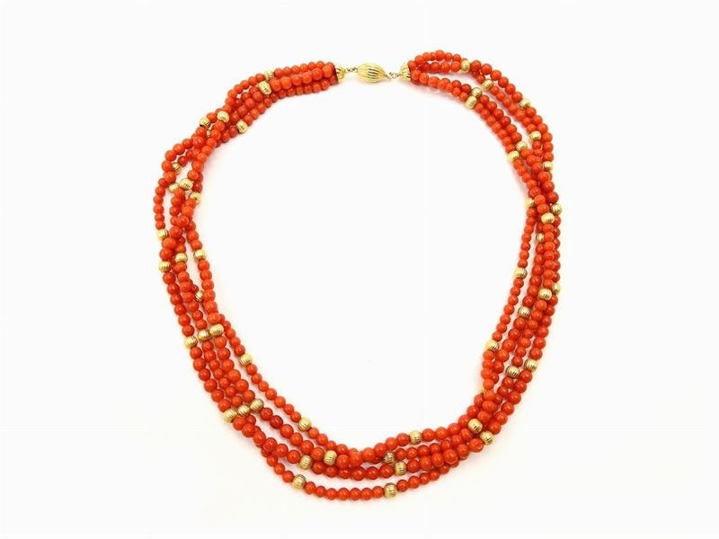 Collana a Quattro Fili di Corallo Rosso con Intercalari e Fermezza in Oro Giallo