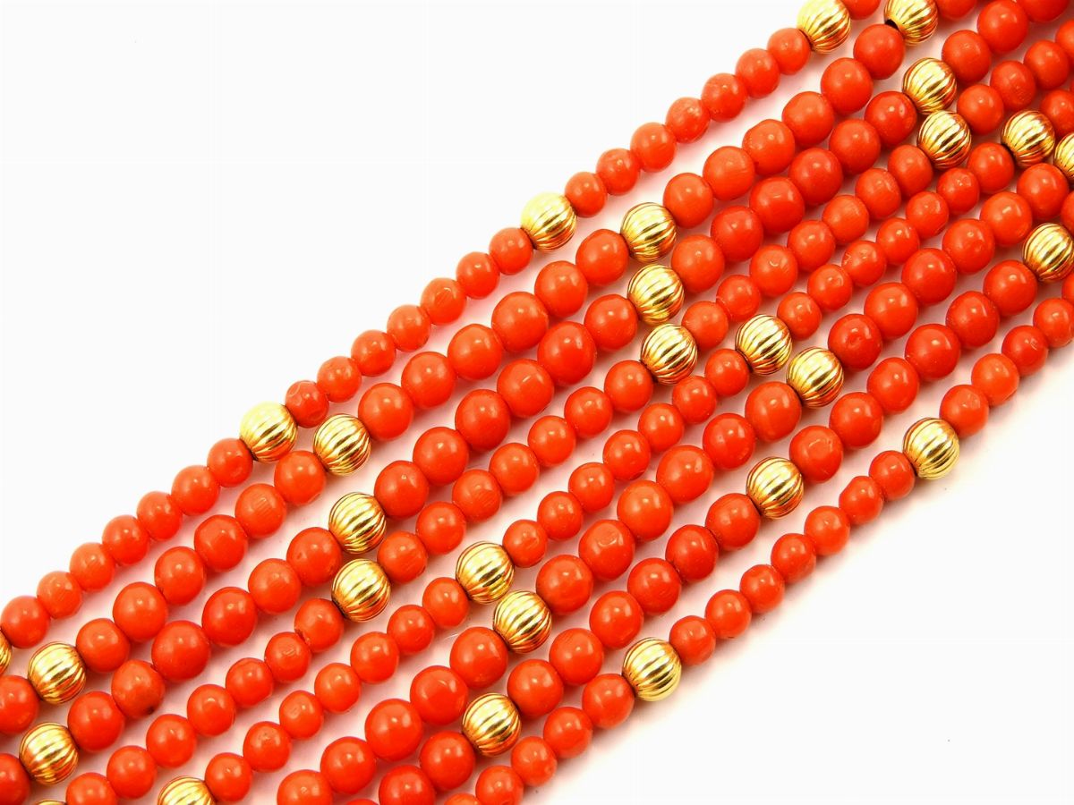 Collana a Quattro Fili di Corallo Rosso con Intercalari e Fermezza in Oro Giallo