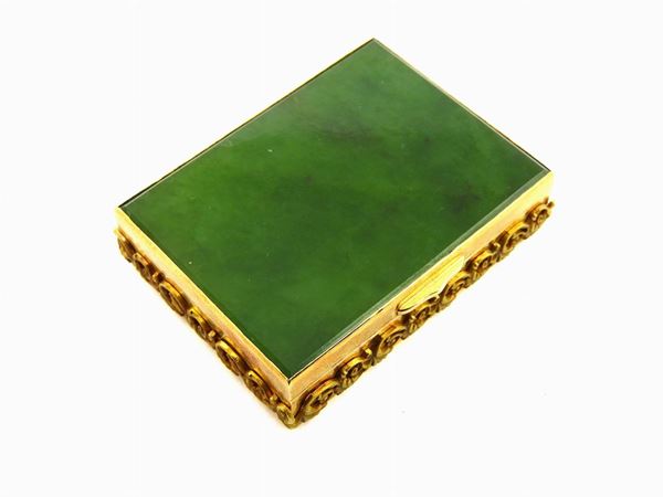 Yellow gold box with nephrite jade lid