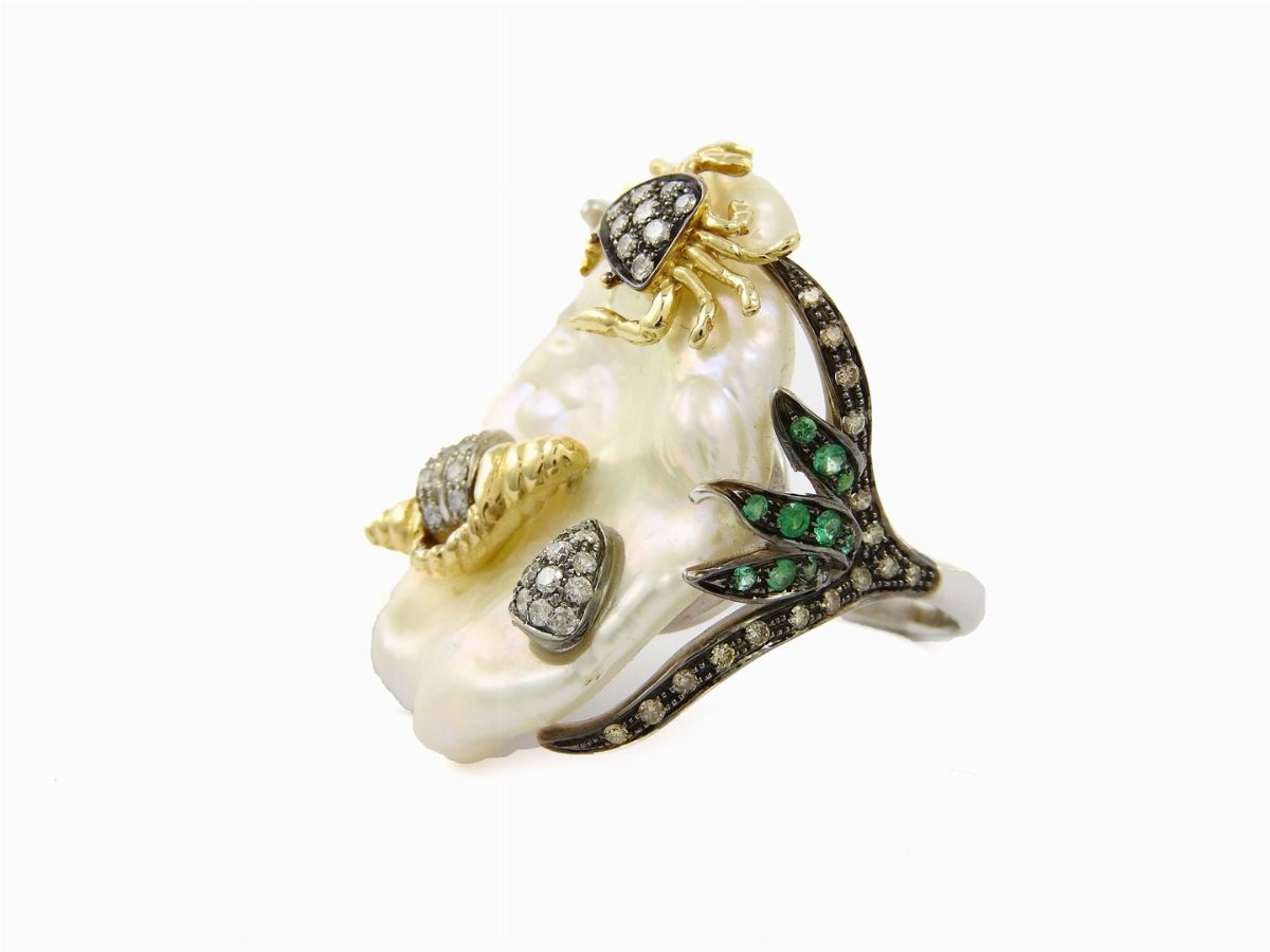 Anello in Oro Bianco e Giallo 585/1000, Diamanti, Smeraldi e Perla Coltivata Barocca