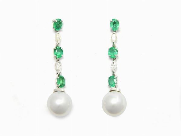 Orecchini pendenti in oro bianco, diamanti, smeraldi e perle coltivate